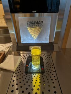 クラブラウンジのトルネードディスペンサーでグラス底から注がれる生ビール
