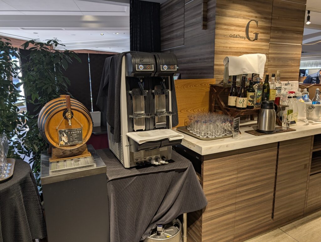 レストラン「Grill & Dining G」のドリンクカウンターと生ビールディスペンサー