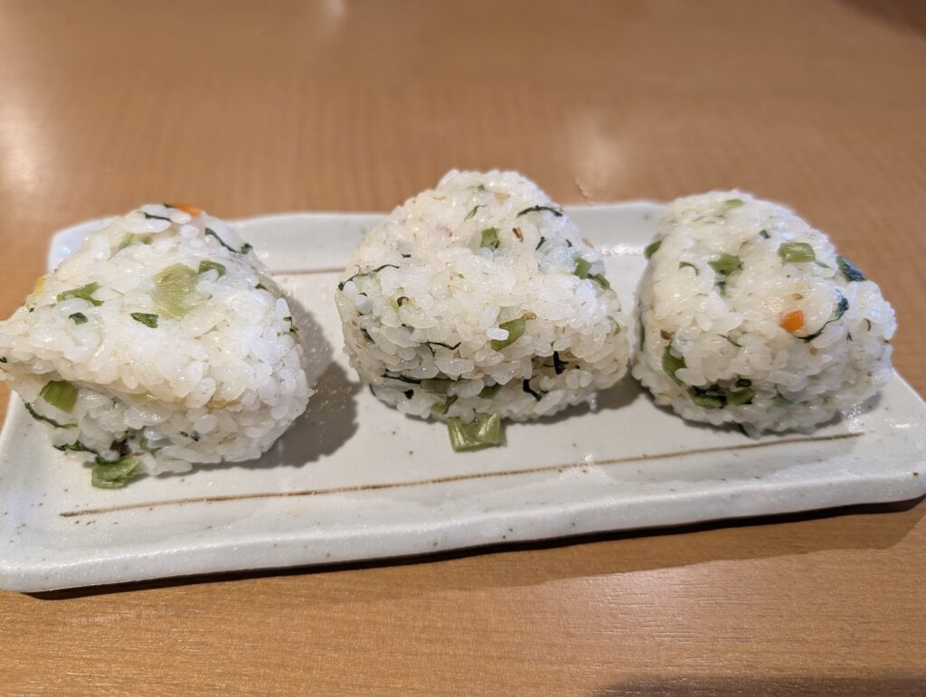 信州名物の野沢菜や具材が混ぜ込まれた小ぶりな手結びおにぎり
