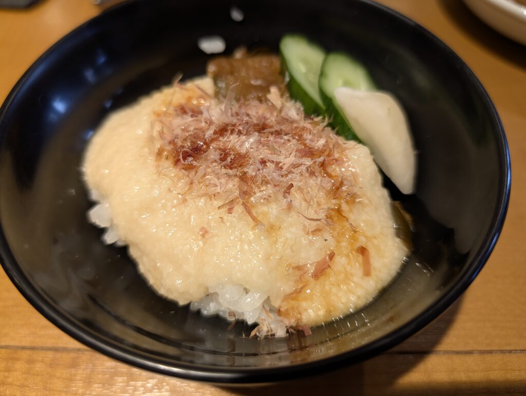 朝食ビュッフェで味わえる信州名物のとろろご飯と香の物