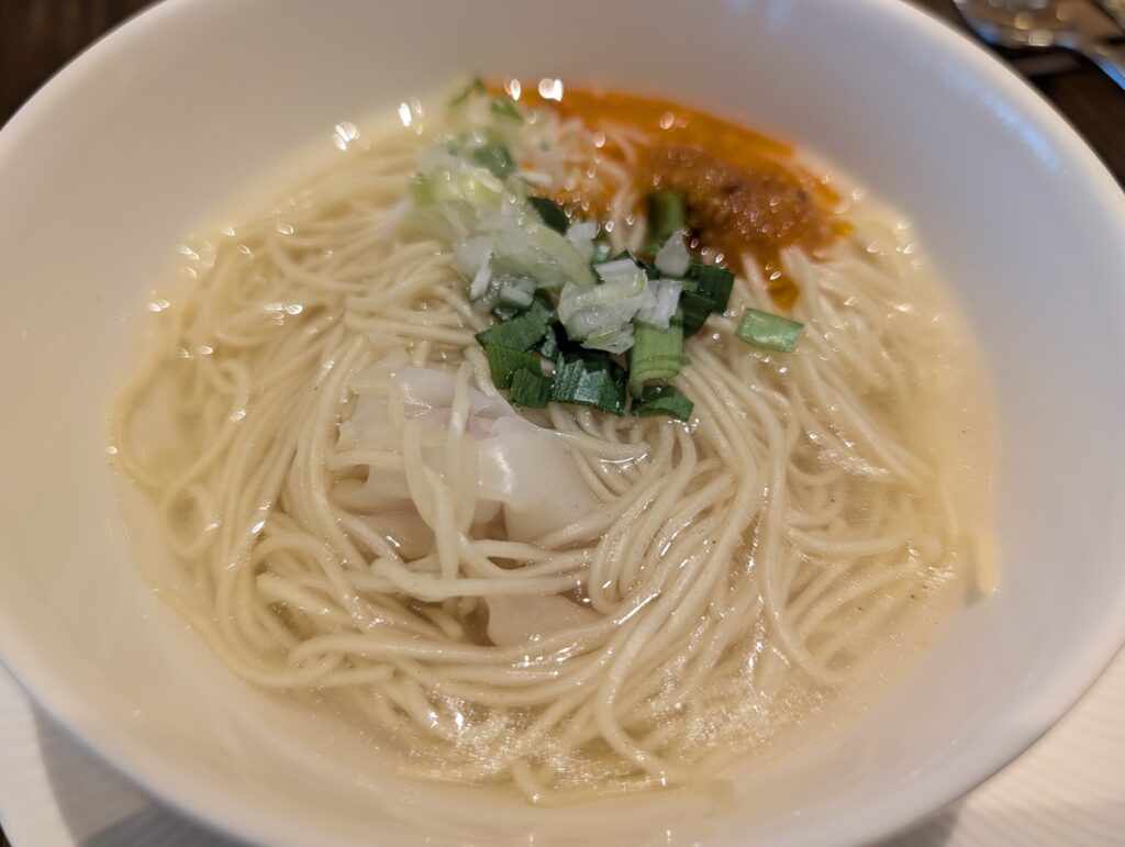 朝食ビュッフェのライブキッチンで注文できる出来立ての温かいヌードル