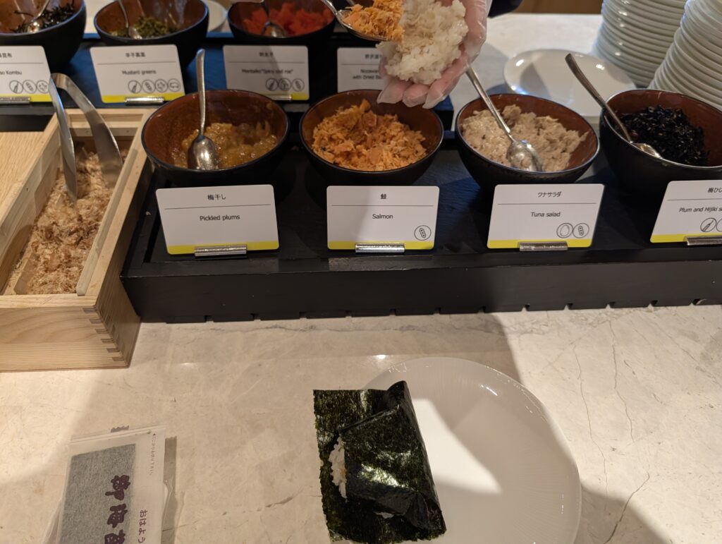具材を選んでその場で握ってもらえる朝食のおにぎりライブキッチンコーナー