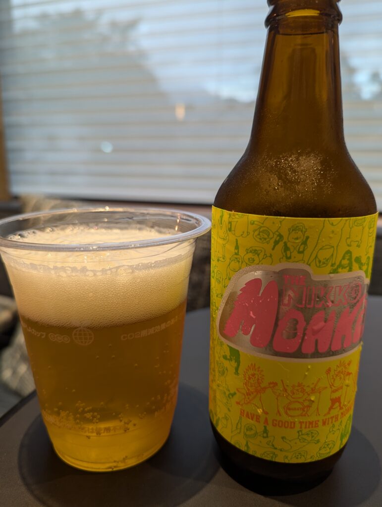 日光の地ビール「Nikko Monkey」の瓶とグラスに注がれたクラフトビール