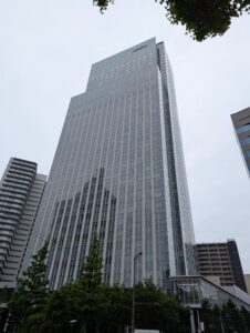 ウェスティンホテル仙台が入る仙台トラストタワーの超高層ビル外観