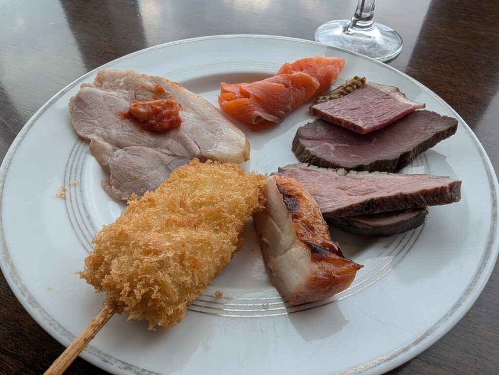 ローストビーフや串揚げなどカクテルタイムに提供される豪華なオードブルプレート