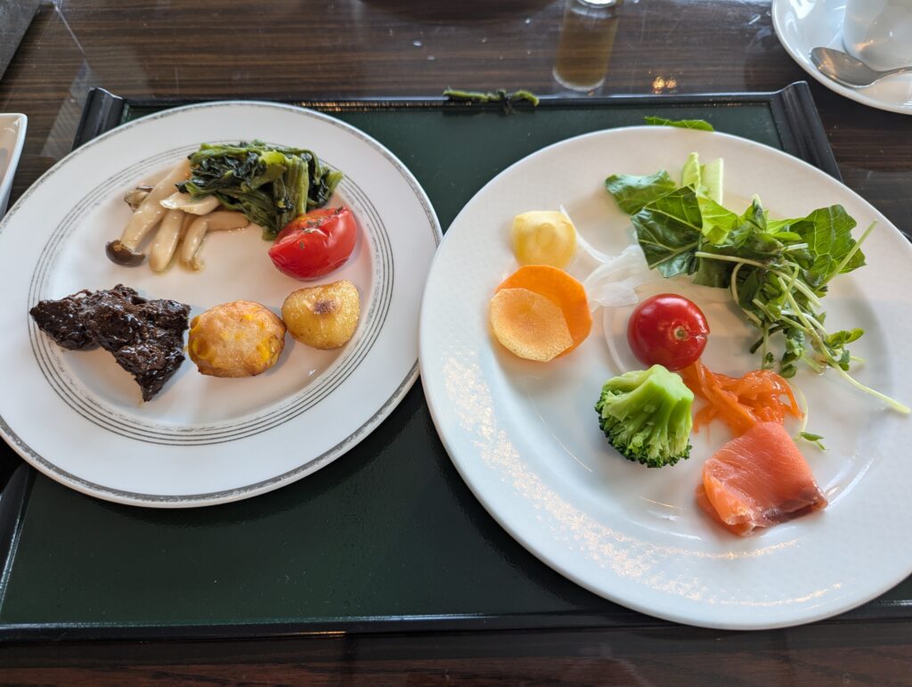 スモークサーモンや新鮮な野菜が美しく盛り付けられたウェスティンホテル仙台の朝食プレート