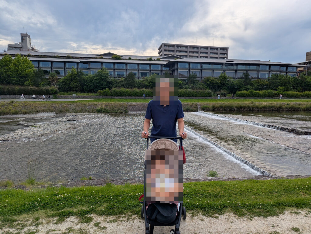 ザ・リッツ・カールトン京都の目の前に広がる鴨川の清流と川端の風景
