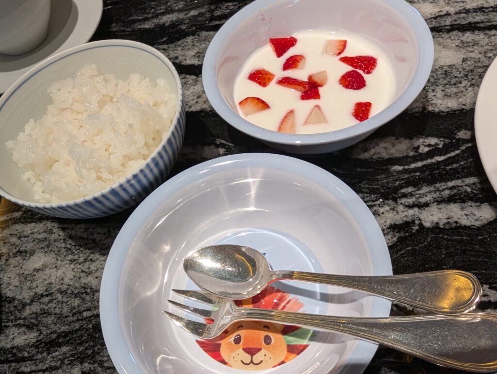 子供用に用意されたいちごヨーグルトと白米、可愛らしいキッズ用食器セット