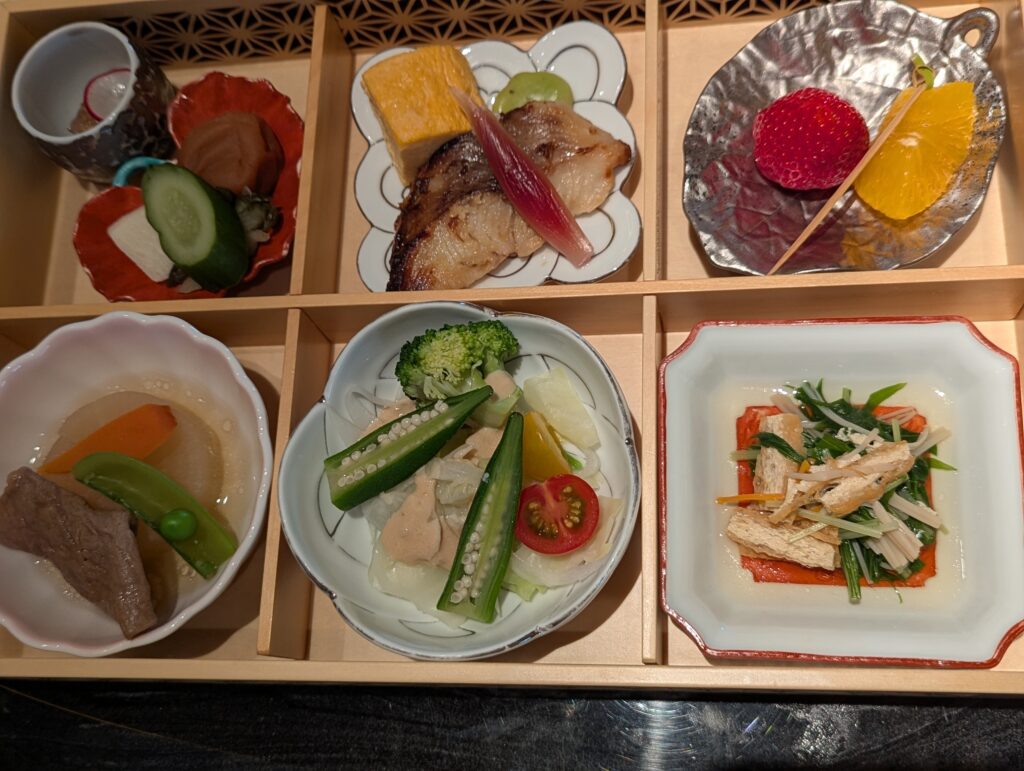 京会席「水暉」で提供される色鮮やかな和朝食の小鉢とお重料理