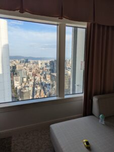 ザ・リッツ・カールトン大阪の客室窓から見下ろす大阪市街地の高層ビル群