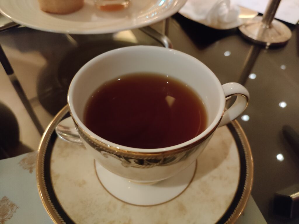 高級感のあるティーカップに注がれたアフタヌーンティーの紅茶