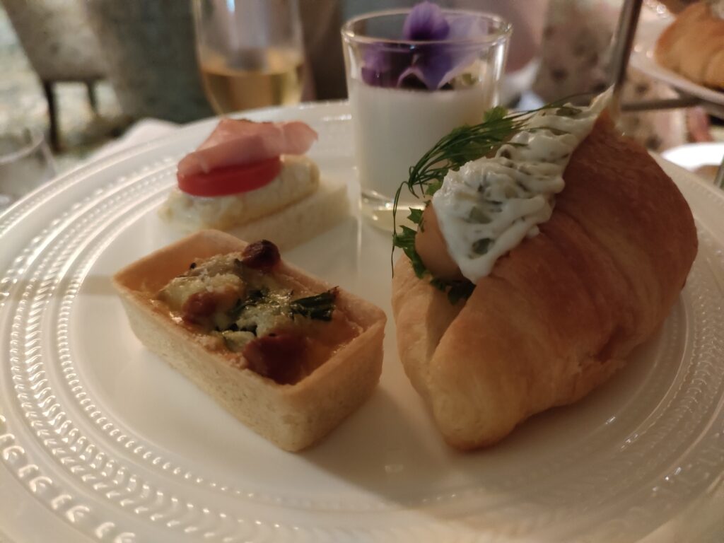 アフタヌーンティーのセイボリー（クロワッサンサンド、キッシュ、オープンサンドなどの軽食プレート）