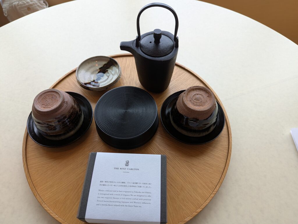 客室に用意された伝統工芸の急須と湯呑みが並ぶウェルカム茶器セット