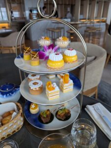 ザ・リッツ・カールトン福岡 Cafe Divaのトロピカルアフタヌーンティースタンド全景