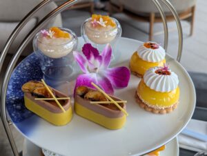 マンゴーやパッションフルーツを使ったトロピカルなイエローのスイーツプレート