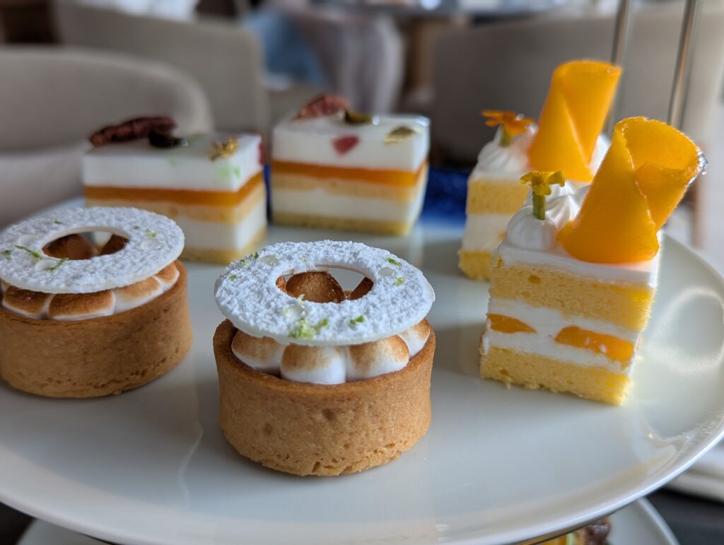 マンゴーショートケーキやドーナツ型タルトが並ぶアフタヌーンティーの中段スイーツ
