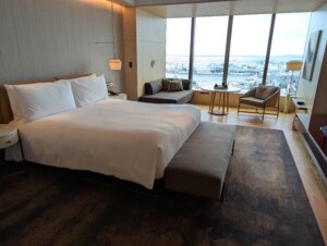 大きな窓から博多湾と福岡市街地を見渡すザ・リッツ・カールトン福岡のキングベッドルーム
