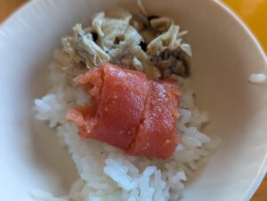 福岡名物の博多明太子と鶏肉をのせた「Viridis」朝食のご飯