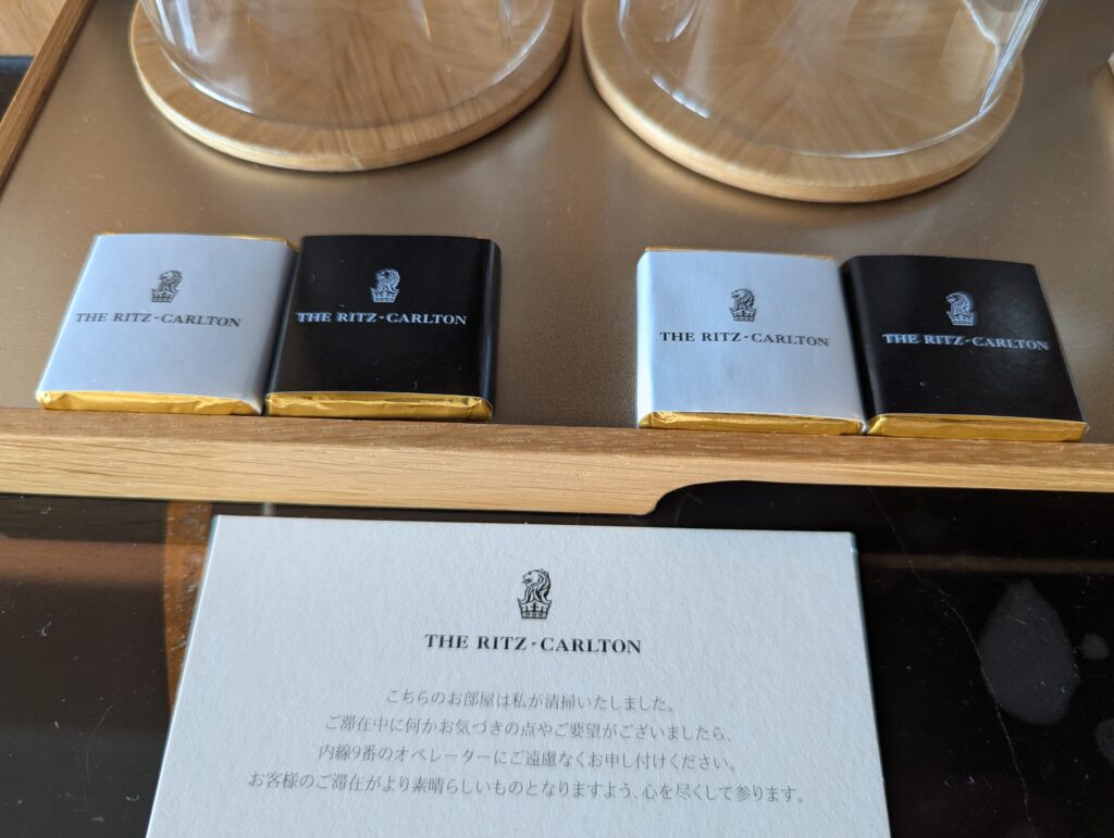ザ・リッツ・カールトンロゴが入ったウェルカムアメニティの特製チョコレート