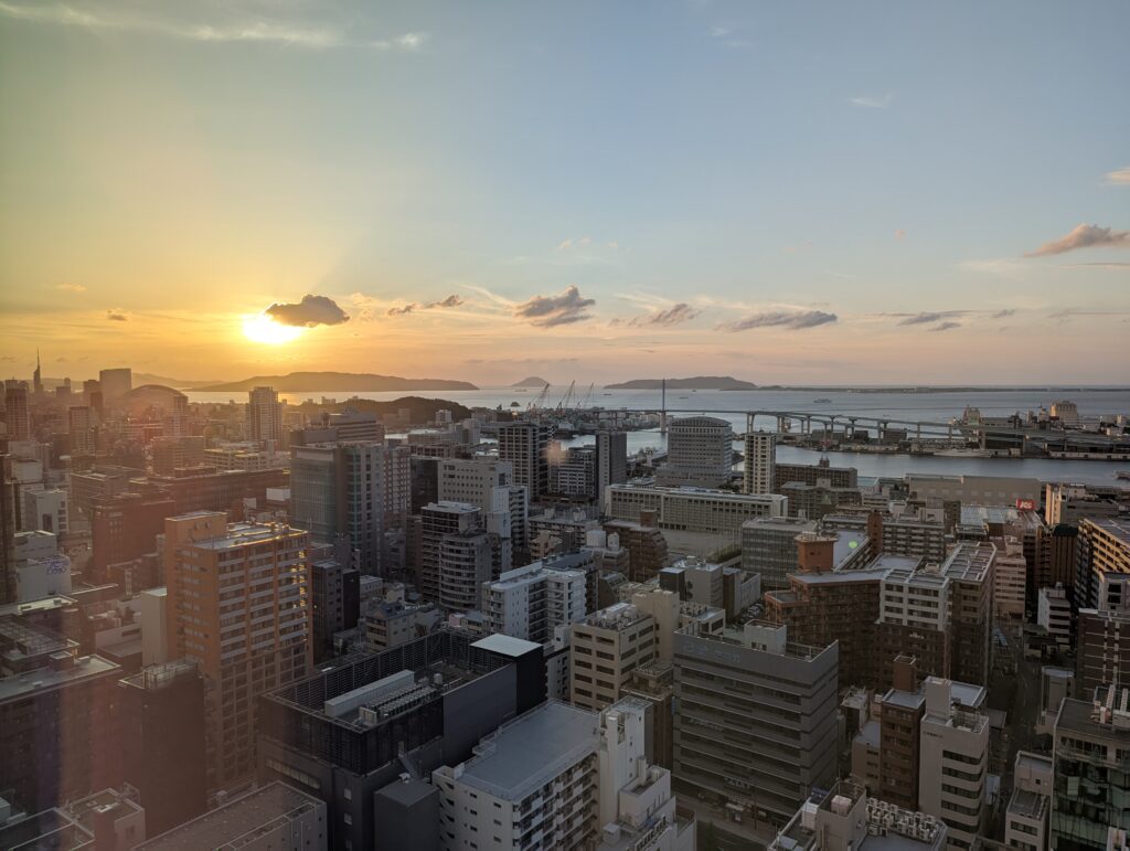 ザ・リッツ・カールトン福岡の高層階から望む博多湾と夕日に染まる福岡の街並み
