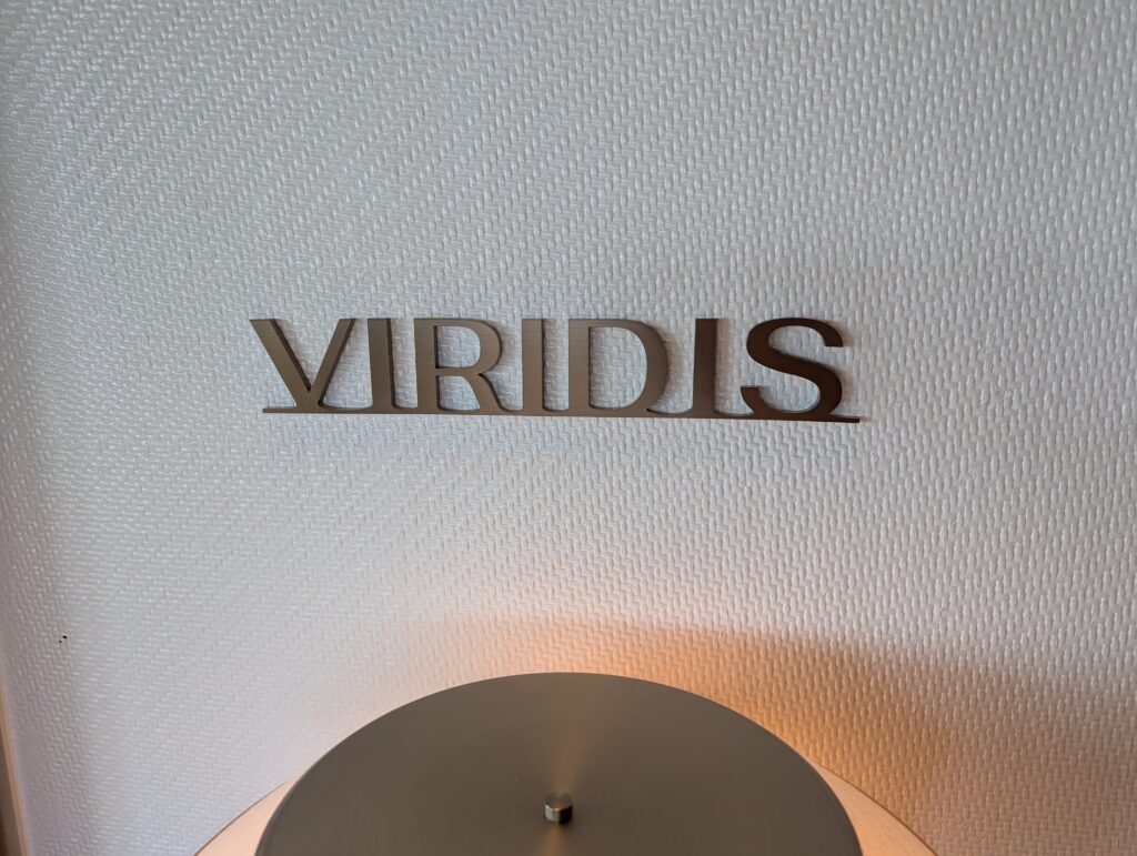 ザ・リッツ・カールトン福岡の洋食レストラン「VIRIDIS」の壁面サイン