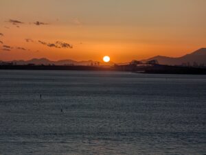シェラトン・グランデ・トーキョーベイ・ホテルの客室から望む東京湾に沈む美しい夕日