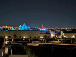 シェラトンクラブラウンジから臨む東京ディズニーリゾートの幻想的なライトアップ夜景