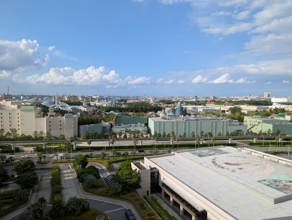 客室バルコニーから見渡す東京ディズニーリゾートのパークビュー景観