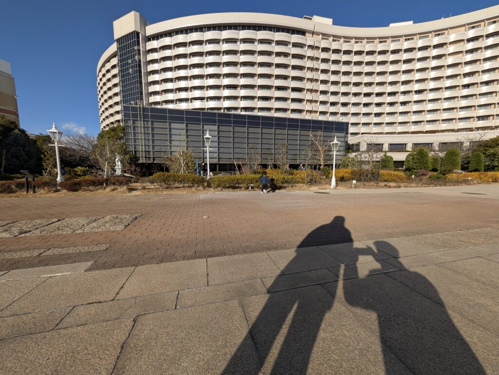 青空のもとに広がるシェラトン・グランデ・トーキョーベイ・ホテルのS字型建物外観