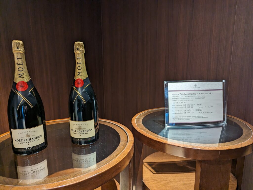 ラウンジコーナーに用意されたモエ・エ・シャンドンのシャンパンボトルと案内