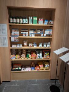 嬉野茶や地元の特産品・軽食が並ぶショップコーナー（マーケット）の棚