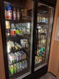 地ビールやソフトドリンクが充実したロビーマーケットのドリンク用冷蔵庫