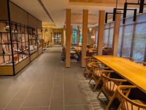 フェアフィールド･バイ･マリオット･栃木もてぎの広々とした共用ロビーラウンジとマーケットコーナー