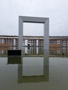 大阪・関西万博会場（夢洲）のシンボル建造物と水辺の景観