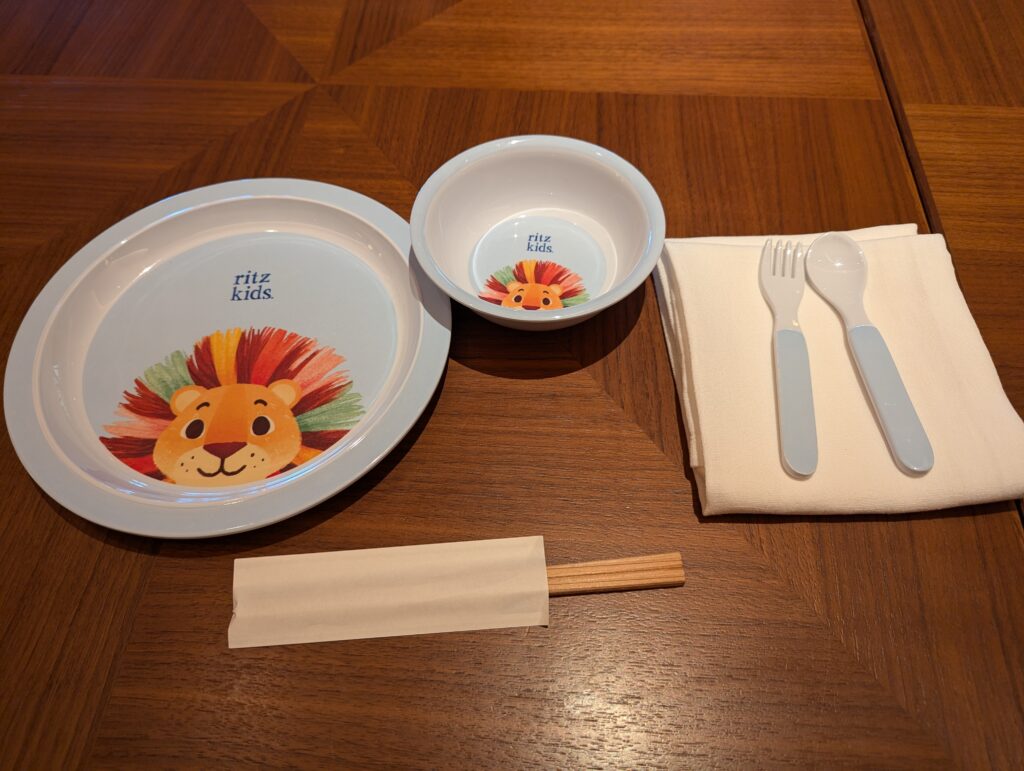 ザ・リッツ・カールトン日光のロゴが入った、ライオン柄の可愛い子供用食器セット
