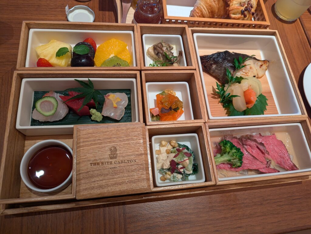 栃木県産食材が美しい木箱に盛り付けられたザ・リッツ・カールトン日光の和朝食