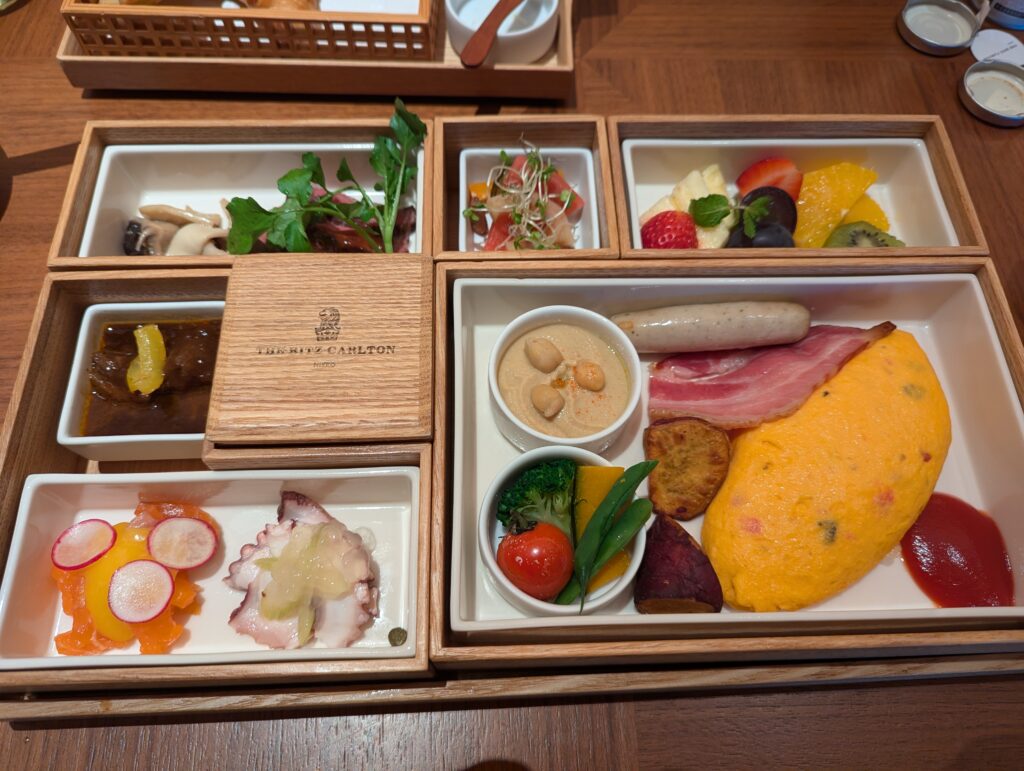 栃木県産食材が美しい木箱に盛り付けられた、ザ・リッツ・カールトン日光の和朝食