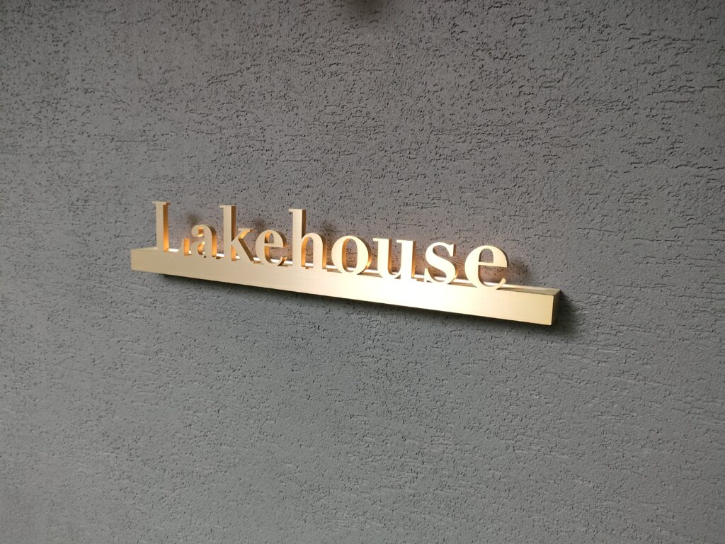 洋食レストラン「Lakehouse（レークハウス）」の真鍮製壁面サイン