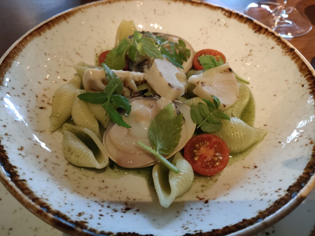 レークハウスのディナーコースで味わう貝殻型パスタ（コンキリエ）と野菜のプリモ・ピアット