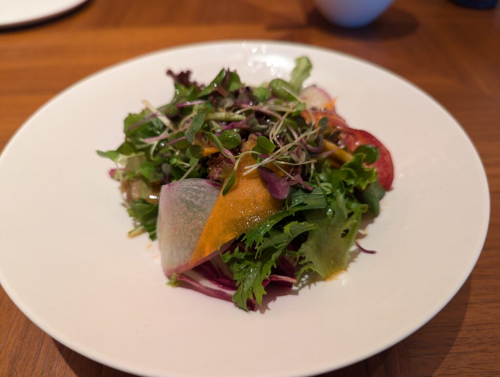 地元栃木産の新鮮な日光野菜をたっぷり使った朝食のフレッシュサラダ