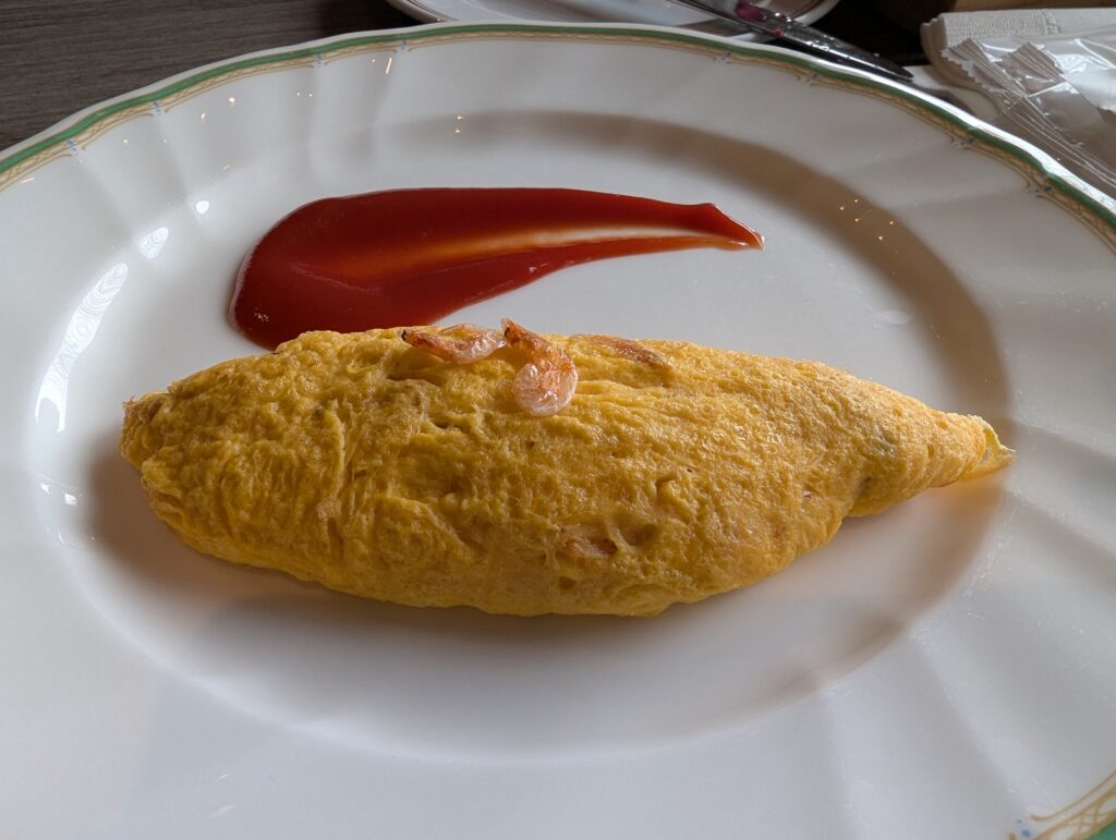 静岡産の桜エビが添えられたGrill & Dining Gの焼き立てオムレツ