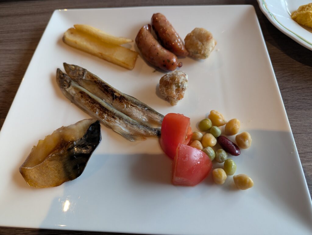 焼き魚やソーセージが並ぶGrill & Dining Gの朝食ブッフェプレート