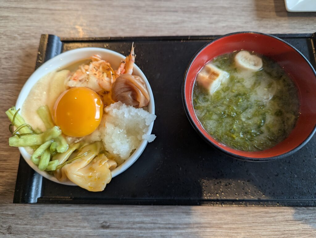 新鮮な生卵や桜エビをのせた和食小丼とあおさのお味噌汁