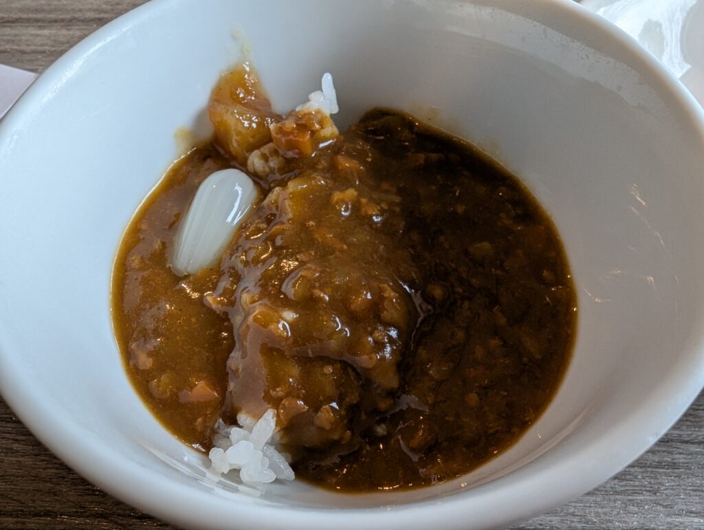 福神漬けを添えた伊豆マリオットホテル修善寺の特製朝食カレー