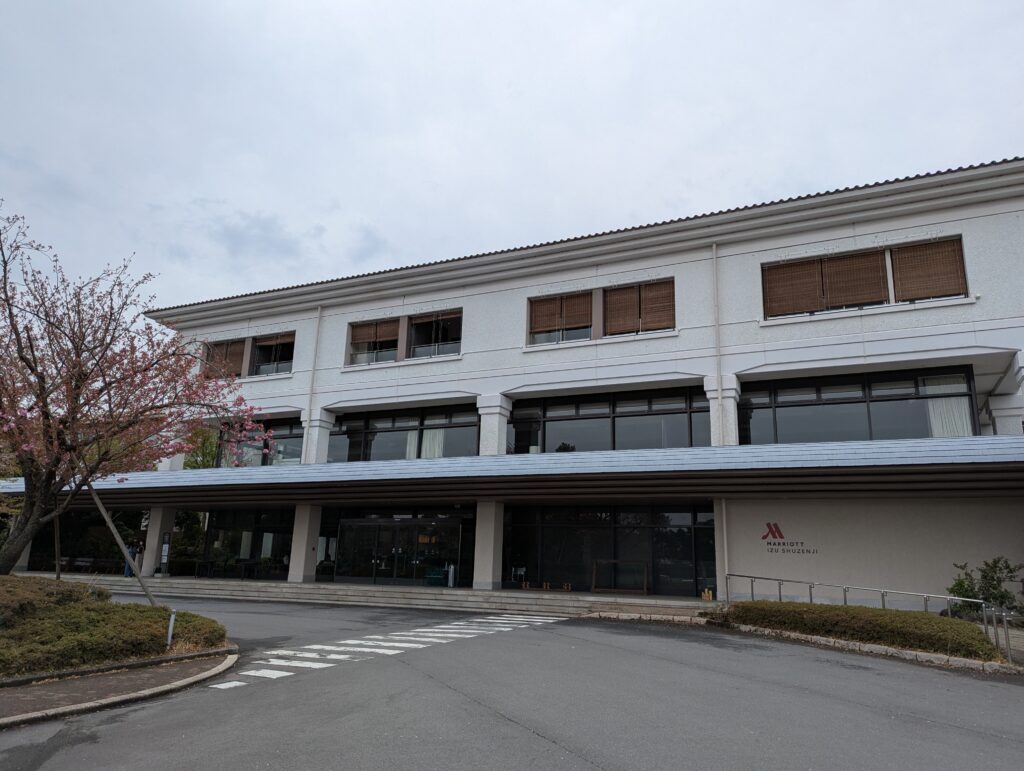 伊豆マリオットホテル修善寺の落ち着いた低層リゾート外観