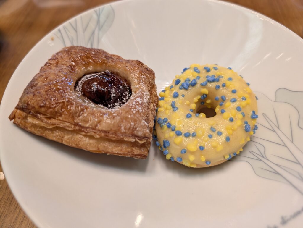 朝食で味わえるチェリーデニッシュとカラフルなカラフルドーナツ