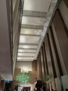 天井高のある開放的な大阪マリオット都ホテルのフロントロビーラウンジ
