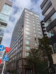 銀座の街並みに佇む東京エディション銀座の洗練されたホテル外観ビル