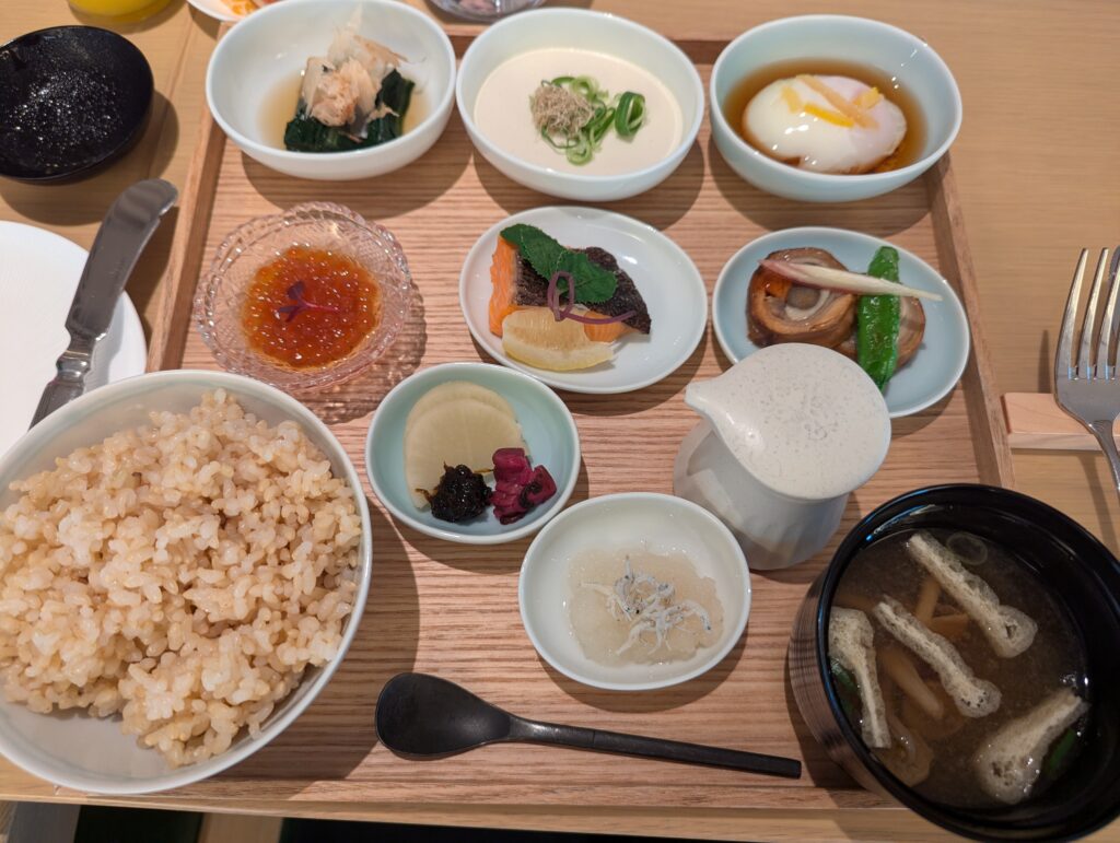 小鉢や焼き魚、玄米ご飯が美しく盛り付けられた東京エディション銀座の和朝食