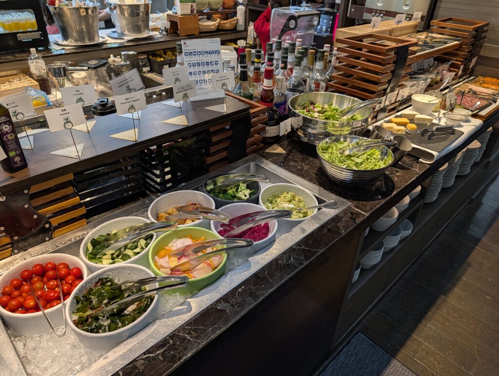 「Lounge & Dining G」の朝食ビュッフェに並ぶ新鮮な野菜と各種ドレッシング